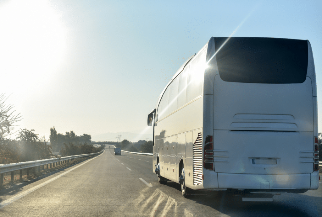 Autocar avec chauffeur sur la route : le trajet à vide représente une part importante du prix